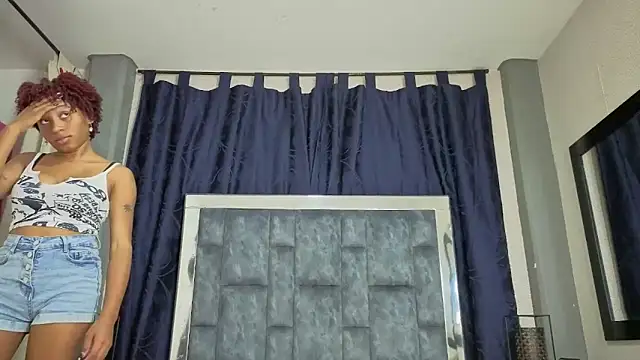 Snapshot of Effie_cooper chatting on November 7, 2025, 6:52 pm Effie cooper online show from November 7, 2025, 6:52 pm