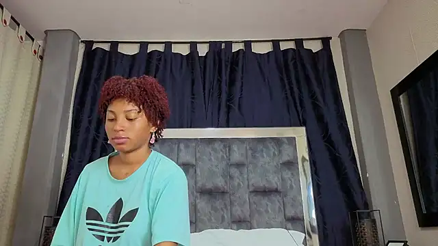 Snapshot of Effie_cooper chatting on November 11, 2025, 3:01 pm Effie cooper online show from November 11, 2025, 3:01 pm