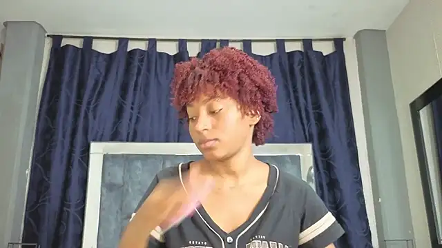 Snapshot of Effie_cooper chatting on November 14, 2025, 8:07 pm Effie cooper online show from November 14, 2025, 8:07 pm