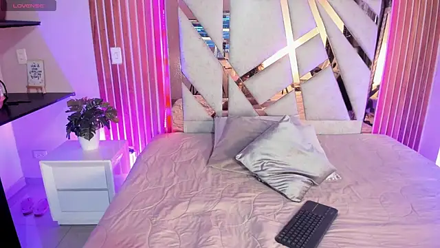 Snapshot of sweetviolet__ chatting on March 15, 2025, 12:45 pm sweetviolet online show from March 15, 2025, 12:45 pm