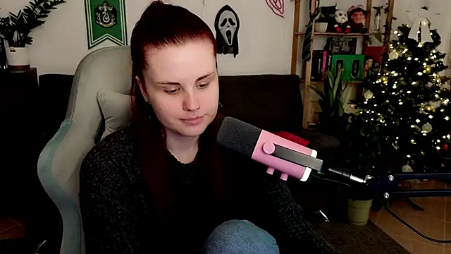 Della Ideal online show from December 22, 2025, 6:05 pm