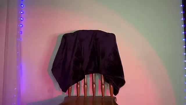 Snapshot of bayofdarkness chatting on December 18, 2025, 4:40 am bayofdarkness online show from December 18, 2025, 4:40 am