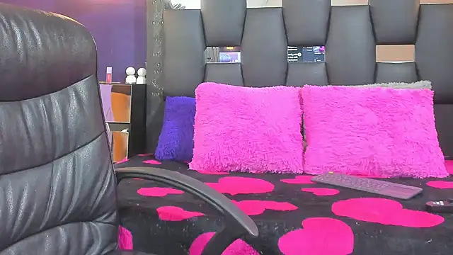 EMYCLARK01 online show from May 1, 2026, 5:23 am