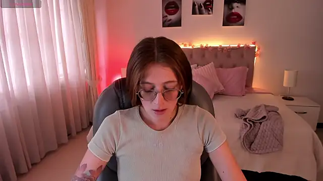 Snapshot of Emily_Warren_ chatting on October 16, 2025, 7:37 pm Emily Warren online show from October 16, 2025, 7:37 pm