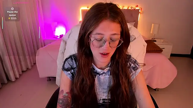 Snapshot of Emily_Warren_ chatting on November 11, 2025, 7:25 pm Emily Warren online show from November 11, 2025, 7:25 pm