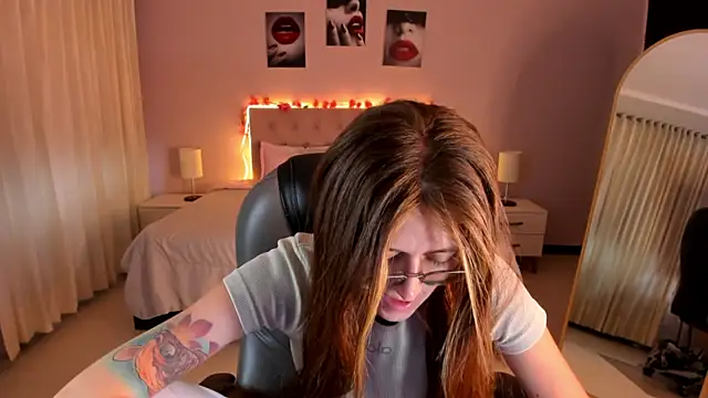 Emily Warren  online show from April 24, 2026, 8:55 pm