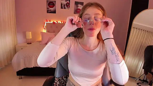 Snapshot of Emily_Warren_ chatting on May 22, 2026, 7:52 pm Emily Warren online show from May 22, 2026, 7:52 pm