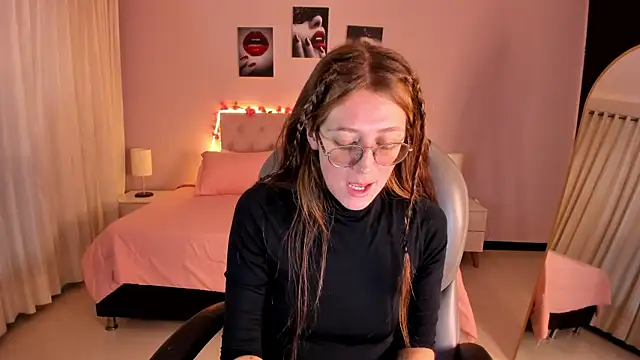 Snapshot of Emily_Warren_ chatting on May 27, 2026, 7:44 pm Emily Warren online show from May 27, 2026, 7:44 pm