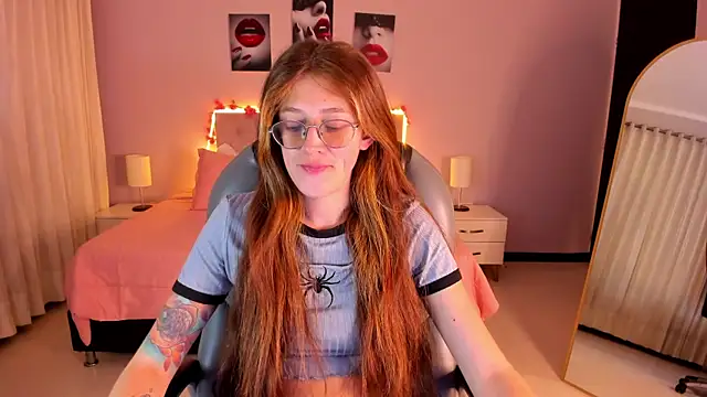 Snapshot of Emily_Warren_ chatting on June 2, 2026, 7:49 pm Emily Warren online show from June 2, 2026, 7:49 pm