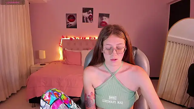 Snapshot of Emily_Warren_ chatting on June 5, 2026, 8:58 pm Emily Warren online show from June 5, 2026, 8:58 pm