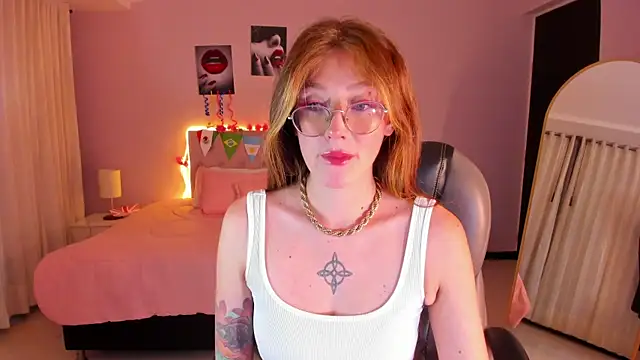 Snapshot of Emily_Warren_ chatting on June 20, 2026, 8:33 pm Emily Warren online show from June 20, 2026, 8:33 pm