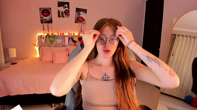 Snapshot of Emily_Warren_ chatting on June 22, 2026, 9:12 pm Emily Warren online show from June 22, 2026, 9:12 pm