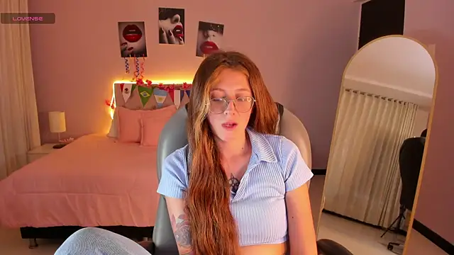 Snapshot of Emily_Warren_ chatting on June 24, 2026, 8:19 pm Emily Warren online show from June 24, 2026, 8:19 pm