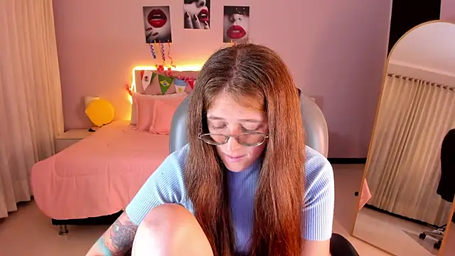 Snapshot of Emily_Warren_ chatting on July 9, 2026, 8:46 pm Emily Warren online show from July 9, 2026, 8:46 pm