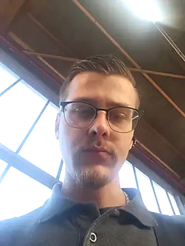 luckyluuk25 online show from March 4, 2026, 12:22 pm