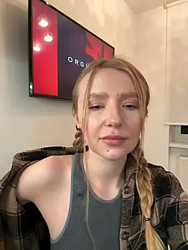 Snapshot of EvaBrooklyn chatting on March 3, 2025, 4:24 pm EvaBrooklyn online show from March 3, 2025, 4:24 pm