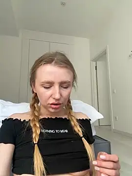 Snapshot of EvaBrooklyn chatting on March 7, 2025, 9:40 am EvaBrooklyn online show from March 7, 2025, 9:40 am