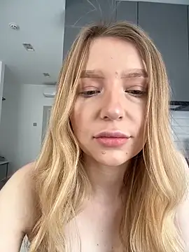 Snapshot of EvaBrooklyn chatting on March 9, 2025, 6:39 am EvaBrooklyn online show from March 9, 2025, 6:39 am