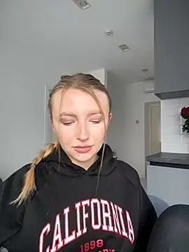 Snapshot of EvaBrooklyn chatting on March 14, 2025, 11:01 am EvaBrooklyn online show from March 14, 2025, 11:01 am