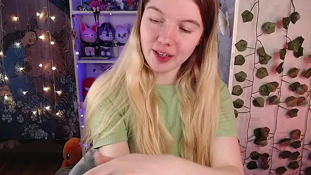 Snapshot of Strawberry_juli chatting on February 27, 2025, 5:24 am Strawberry juli online show from February 27, 2025, 5:24 am