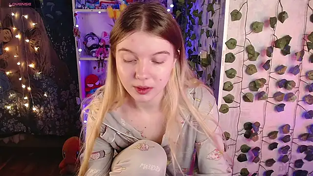 Snapshot of Strawberry_juli chatting on March 7, 2025, 1:53 am Strawberry juli online show from March 7, 2025, 1:53 am