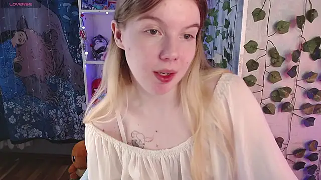 Snapshot of Strawberry_juli chatting on March 11, 2025, 5:38 am Strawberry juli online show from March 11, 2025, 5:38 am