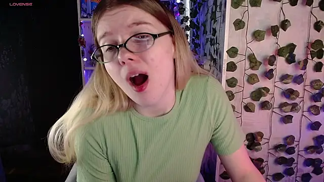 Snapshot of Strawberry_juli chatting on March 12, 2025, 10:05 am Strawberry juli online show from March 12, 2025, 10:05 am