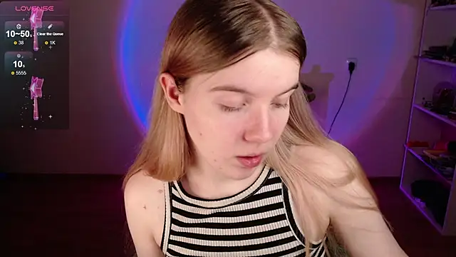 Strawberry juli online show from April 21, 2026, 3:35 am