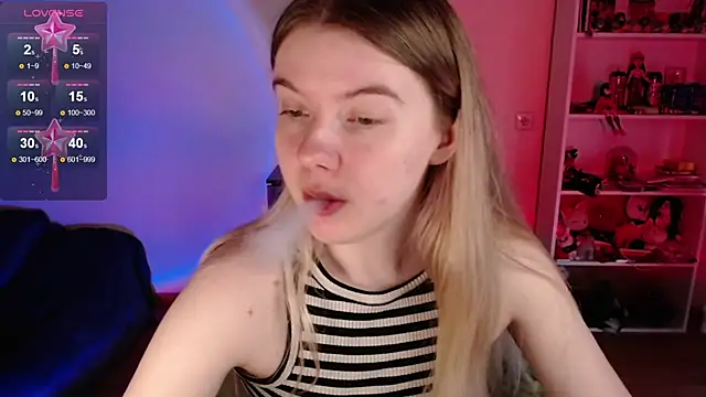 Snapshot of Strawberry_juli chatting on June 10, 2026, 6:56 am Strawberry juli online show from June 10, 2026, 6:56 am