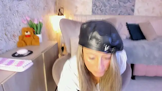 Liannaa  online show from February 24, 2026, 7:45 pm