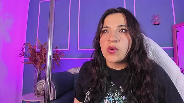 Snapshot of TaraTaylorr chatting on October 1, 2025, 2:17 am TaraTaylorr online show from October 1, 2025, 2:17 am