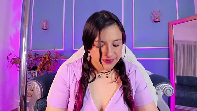 Snapshot of TaraTaylorr chatting on November 12, 2025, 2:23 am TaraTaylorr online show from November 12, 2025, 2:23 am