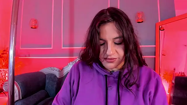 Snapshot of TaraTaylorr chatting on December 4, 2025, 2:43 am TaraTaylorr online show from December 4, 2025, 2:43 am