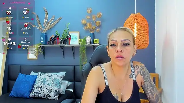 Snapshot of yessila_parker chatting on June 6, 2026, 8:52 am yessila parker online show from June 6, 2026, 8:52 am