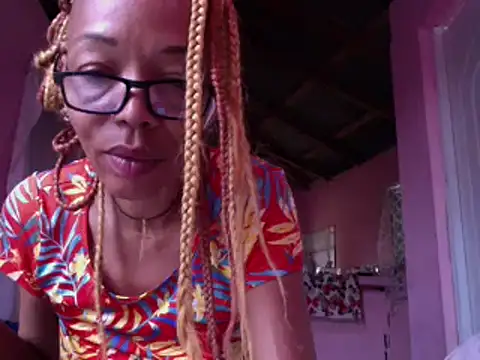 Snapshot of Ladyzee25 chatting on June 4, 2026, 11:00 pm Ladyzee25 online show from June 4, 2026, 11:00 pm