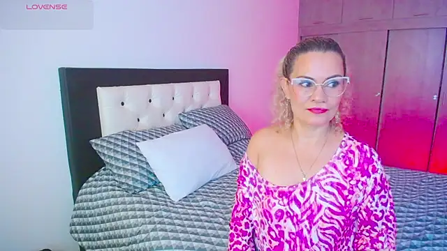 Snapshot of CarolinneFiotti chatting on September 27, 2025, 1:16 pm CarolinneFiotti online show from September 27, 2025, 1:16 pm