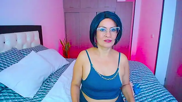 Snapshot of CarolinneFiotti chatting on October 2, 2025, 1:51 pm CarolinneFiotti online show from October 2, 2025, 1:51 pm