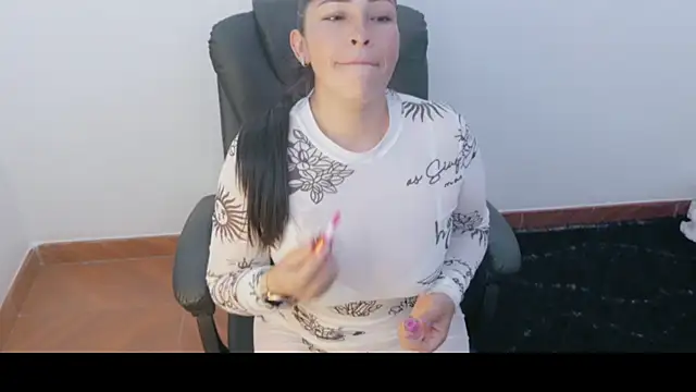Snapshot of luna_lgomez_ chatting on June 25, 2026, 10:09 am luna lgomez online show from June 25, 2026, 10:09 am