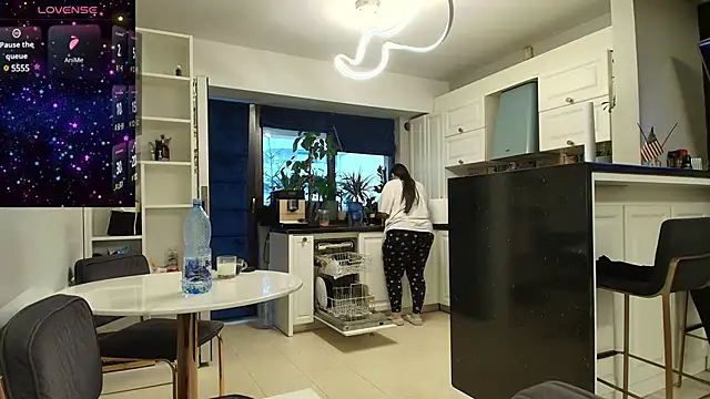 Snapshot of Layla- chatting on December 9, 2024, 11:36 am Layla- online show from December 9, 2024, 11:36 am