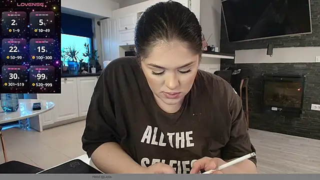 Snapshot of Layla- chatting on December 11, 2024, 11:41 am Layla- online show from December 11, 2024, 11:41 am