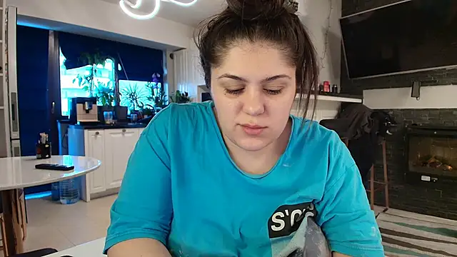 Snapshot of Layla- chatting on January 20, 2025, 10:18 am Layla- online show from January 20, 2025, 10:18 am