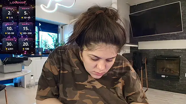 Snapshot of Layla- chatting on February 25, 2025, 10:37 am Layla- online show from February 25, 2025, 10:37 am