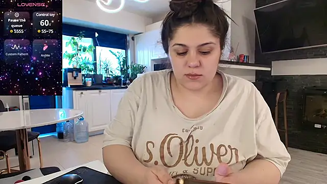 Snapshot of Layla- chatting on February 26, 2025, 9:53 am Layla- online show from February 26, 2025, 9:53 am