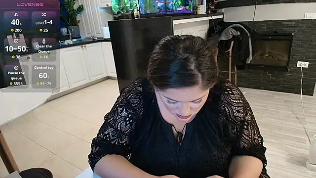 Snapshot of Layla- chatting on October 5, 2025, 9:24 pm Layla- online show from October 5, 2025, 9:24 pm