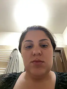 Snapshot of Layla- chatting on October 6, 2025, 9:56 pm Layla- online show from October 6, 2025, 9:56 pm