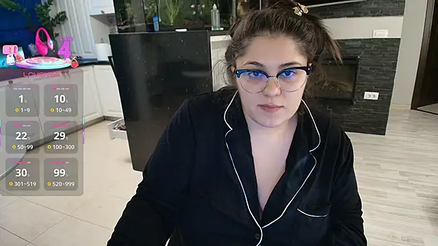 Snapshot of Layla- chatting on November 14, 2025, 10:25 am Layla- online show from November 14, 2025, 10:25 am