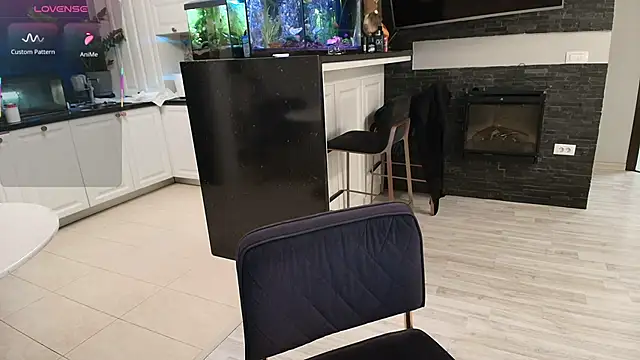 Snapshot of Layla- chatting on November 19, 2025, 1:11 pm Layla- online show from November 19, 2025, 1:11 pm