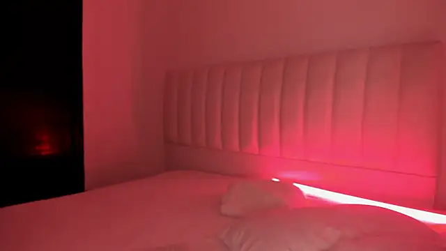 Snapshot of Hannahx__ chatting on December 13, 2025, 7:53 pm Hannahx online show from December 13, 2025, 7:53 pm