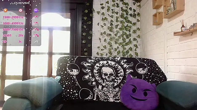 LiraSonnett online show from October 16, 2025, 9:27 pm