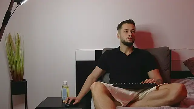 Snapshot of nicholasX1 chatting on March 17, 2025, 5:12 am nicholasX1 online show from March 17, 2025, 5:12 am